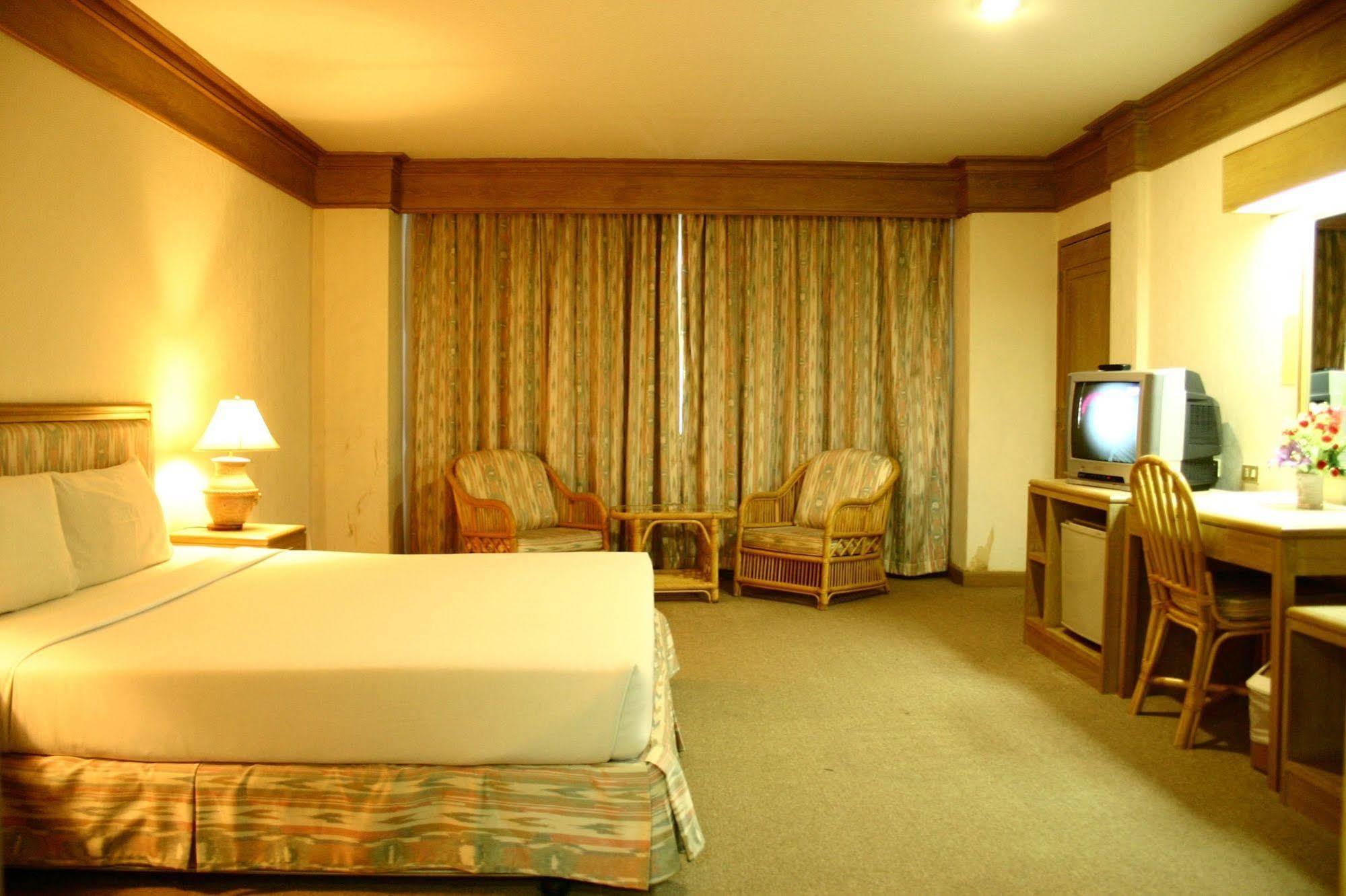 Rattana Mansion Hotel Phuket Exterior foto